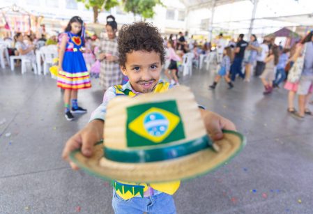 'Figurinhas caipiras' dominam animação do arraiá em clima de Copa do Mundo no Vieirinha
