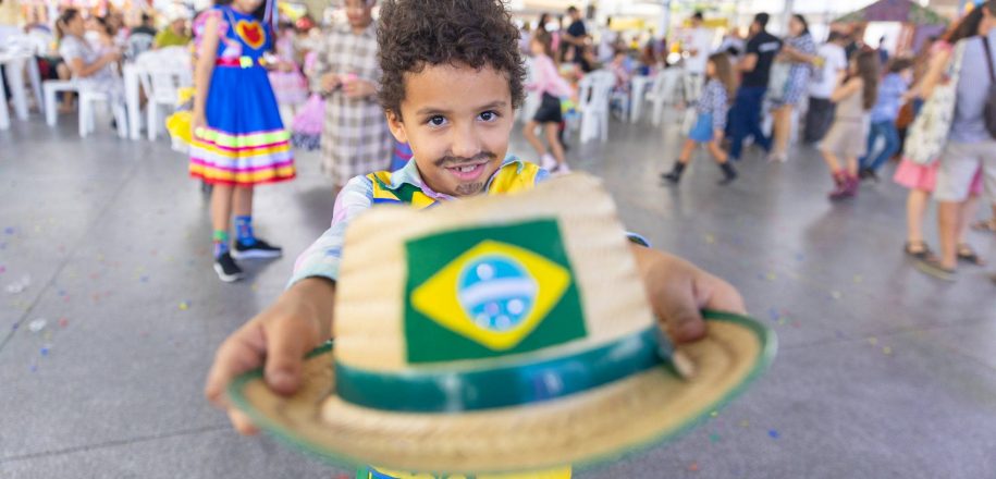 ‘Figurinhas caipiras’ dominam animação do arraiá em clima de Copa do Mundo no Vieirinha