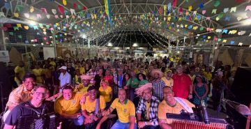 Forró do Trabalhador: 'arraiá danado de bom' ao som da sanfona e do grito de gol
