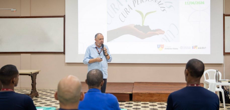 Cuidado integral com a pessoa inspira formação de colaboradores no Colégio Antônio Vieira