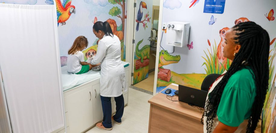 Com rotina cada vez mais acelerada, pais buscam escolas que ofereçam serviços preventivos e atendimento emergencial para crianças e adolescentes