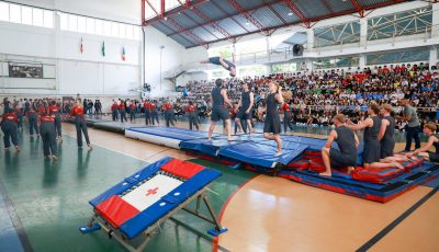 Ginastas da Dinamarca fazem apresentação especial no Vieira e encantam estudantes