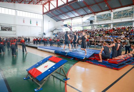 Ginastas da Dinamarca fazem apresentação especial no Vieira e encantam estudantes