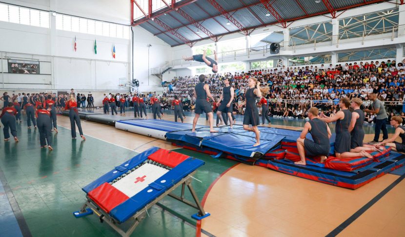 Ginastas da Dinamarca fazem apresentação especial no Vieira e encantam estudantes