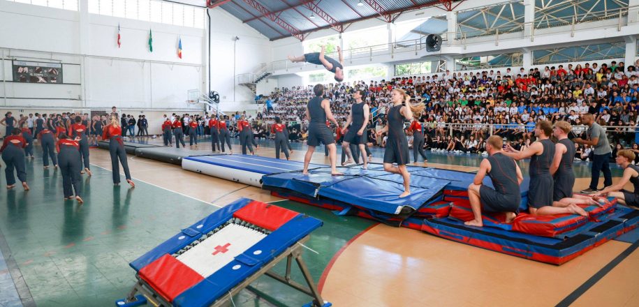 Ginastas da Dinamarca fazem apresentação especial no Vieira e encantam estudantes