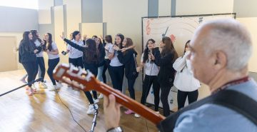 'CAViolão e Voz' segue incentivando talentos musicais e saúde mental de estudantes