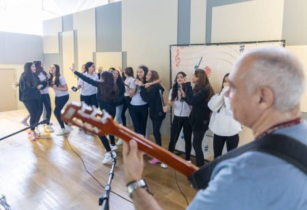 'CAViolão e Voz' segue incentivando talentos musicais e saúde mental de estudantes