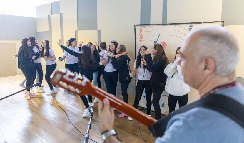 'CAViolão e Voz' segue incentivando talentos musicais e saúde mental de estudantes