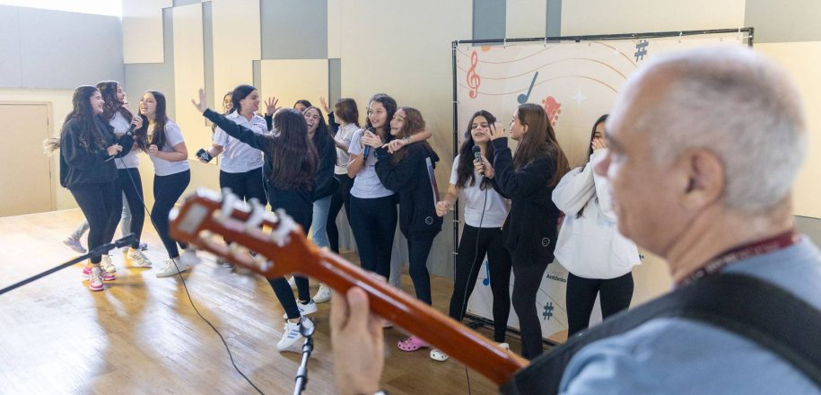 ‘CAViolão e Voz’ segue incentivando talentos musicais e saúde mental de estudantes