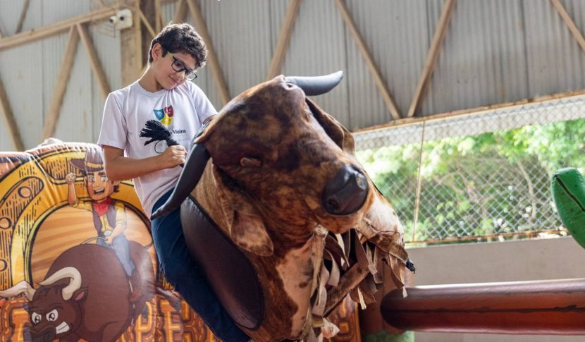 UM TANTÃO DE AMOR  – Vieira celebra estudantes em dia especial de homenagens e diversão