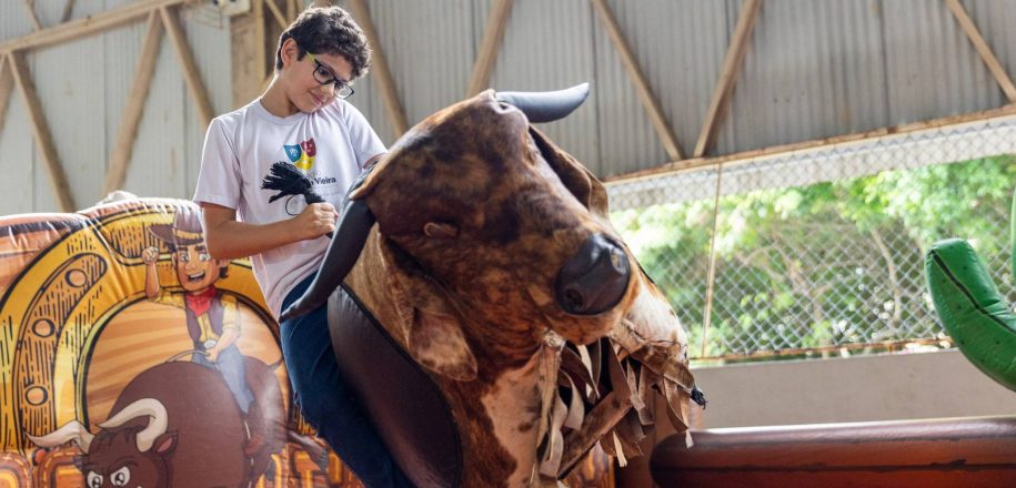 UM TANTÃO DE AMOR  – Vieira celebra estudantes em dia especial de homenagens e diversão