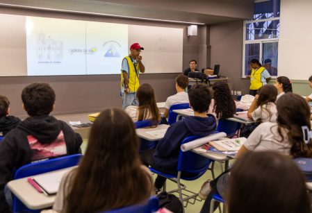 FORMAÇÃO INTEGRAL – Estudantes têm aula especial com integrantes do projeto social Aurora de Rua