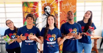 Campanha Tonelada de Amor arrecada alimentos não perecíveis e celebra Dia do Voluntariado