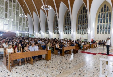 Familiares de catequizandos da Primeira Eucaristia e Crisma têm encontro com bispo Dom Gilvan
