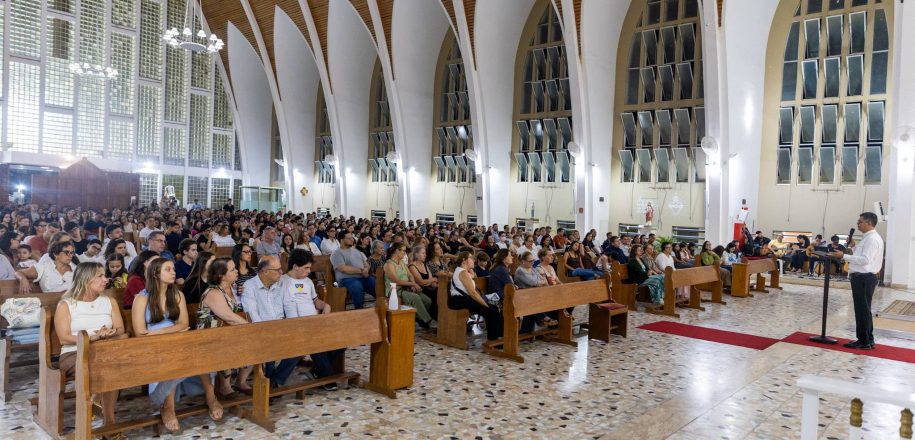 Familiares de catequizandos da Primeira Eucaristia e Crisma têm encontro com bispo Dom Gilvan