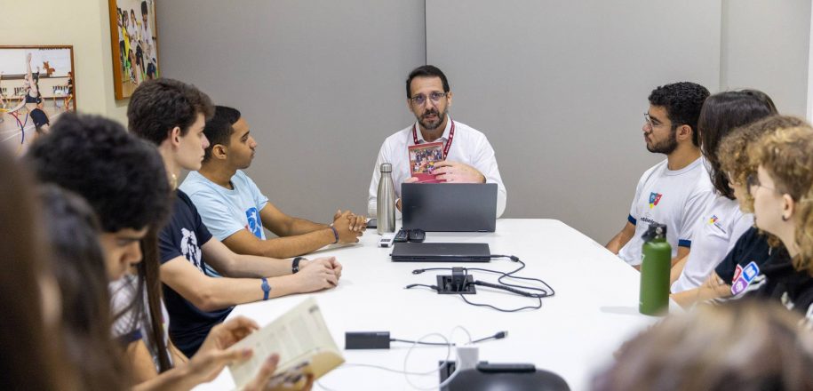 Em visita técnica anual, diretor da RJE faz escuta ativa de educadores e estudantes e pontua horizontes da Rede para os próximos anos   