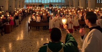 Procissão das Velas emociona devotos no Santuário Nossa Senhora de Fátima