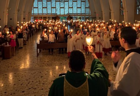 Procissão das Velas emociona devotos no Santuário Nossa Senhora de Fátima