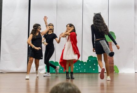 EDUCAÇÃO BILÍNGUE – Estudantes desenvolvem roteiro em inglês em aprendizagens sobre fábulas