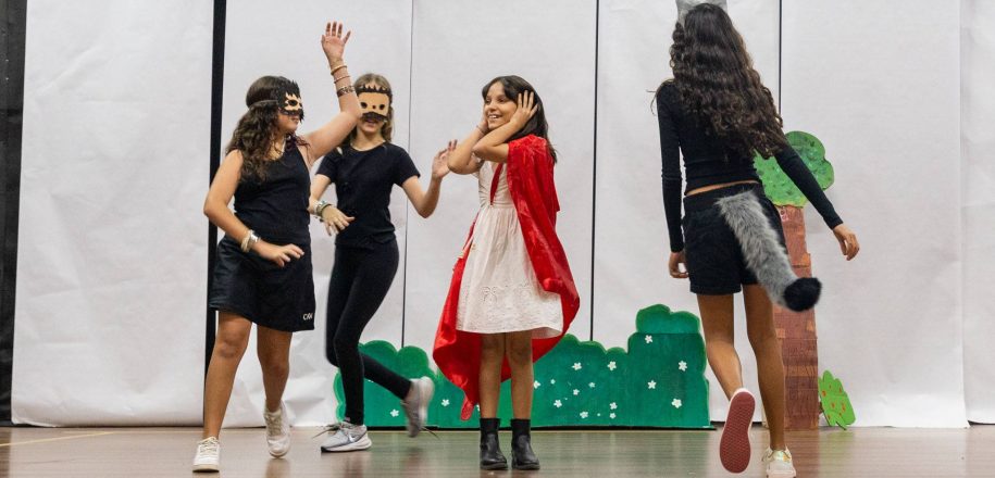 EDUCAÇÃO BILÍNGUE – Estudantes desenvolvem roteiro em inglês em aprendizagens sobre fábulas