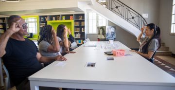 EDUCAÇÃO INCLUSIVA - Estudantes e colaboradores do Vieira participam de oficina de Libras  
