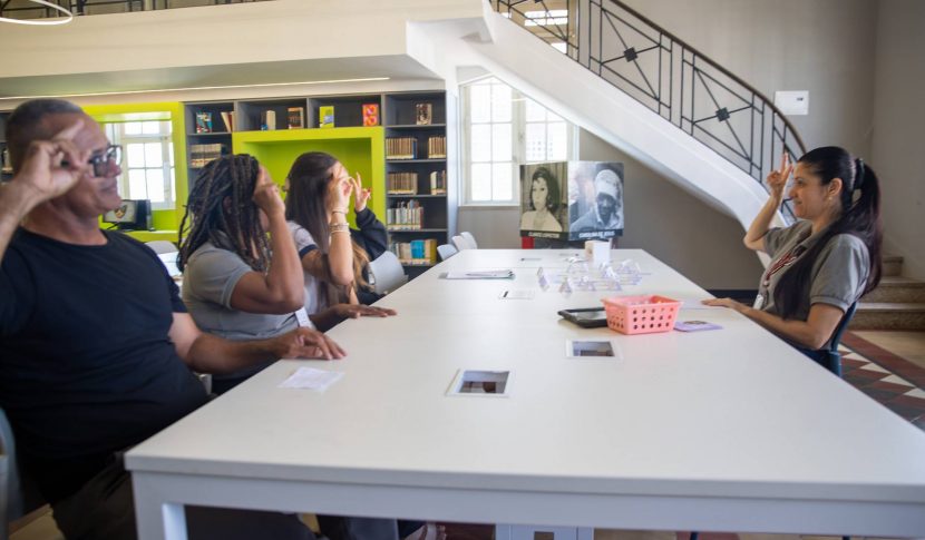 EDUCAÇÃO INCLUSIVA - Estudantes e colaboradores do Vieira participam de oficina de Libras  