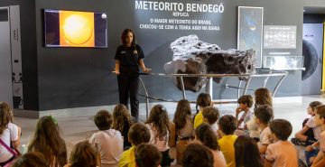 Crianças ampliam aprendizagens sobre Terra e Universo em aula de campo no Planetário da Ufba 
