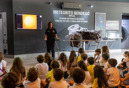 Crianças ampliam aprendizagens sobre Terra e Universo em aula de campo no Planetário da Ufba 