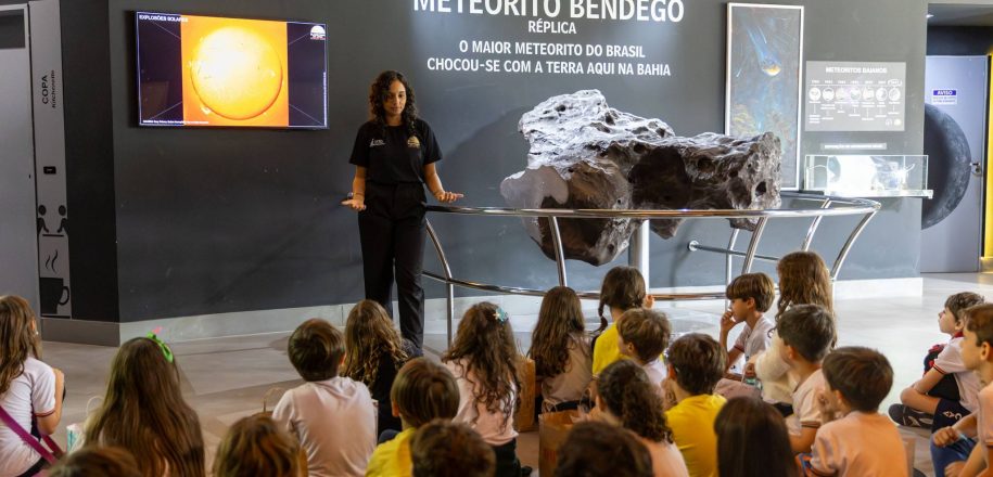 Crianças ampliam aprendizagens sobre Terra e Universo em aula de campo no Planetário da Ufba 