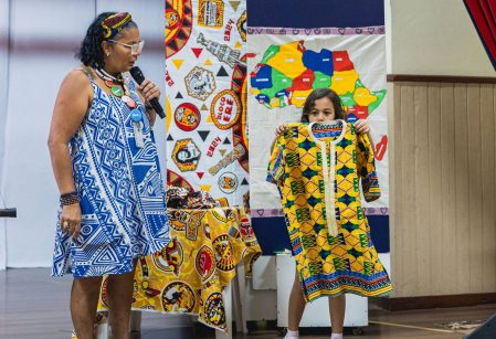 EDUCAÇÃO ÉTNICO-RACIAL: aulas para crianças sobre moda afro e história da capoeira evidenciam influências culturais da capital baiana