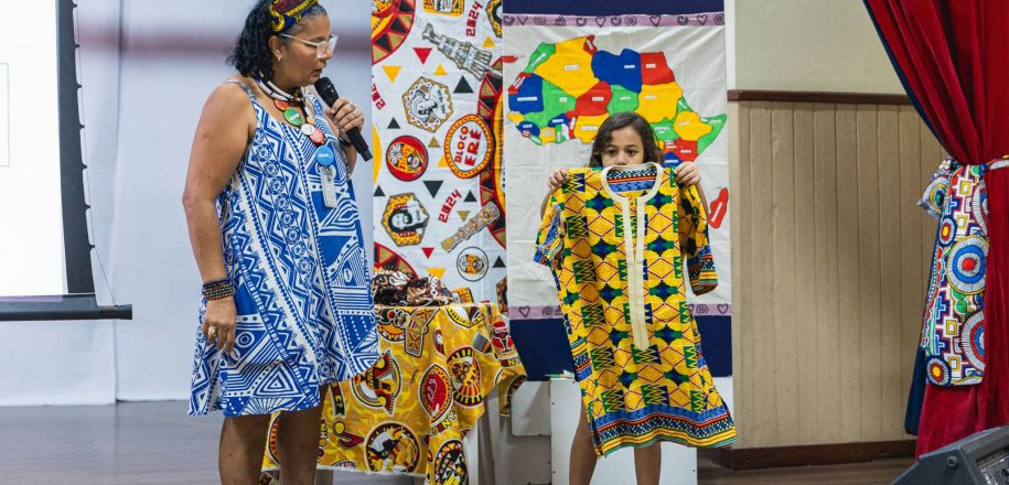 EDUCAÇÃO ÉTNICO-RACIAL: aulas para crianças sobre moda afro e história da capoeira evidenciam influências culturais da capital baiana