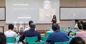 Professores do Vieira têm momento formativo com fonoaudióloga e otorrino sobre cuidados com a voz