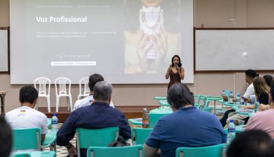 Professores do Vieira têm momento formativo com fonoaudióloga e otorrino sobre cuidados com a voz