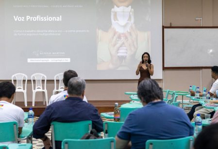 Professores do Vieira têm momento formativo com fonoaudióloga e otorrino sobre cuidados com a voz