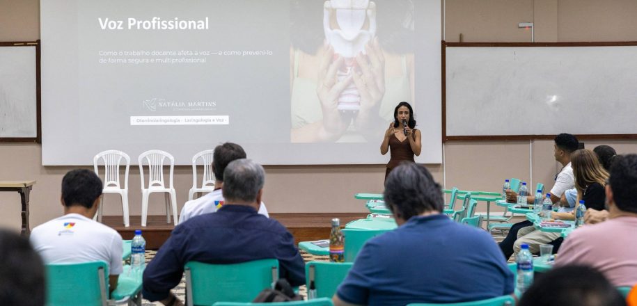 Professores do Vieira têm momento formativo com fonoaudióloga e otorrino sobre cuidados com a voz