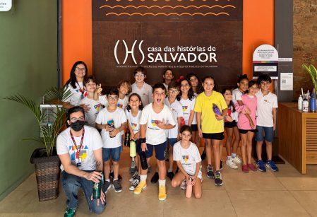 Crianças visitam Casa das Histórias de Salvador entre ações de projeto interdisciplinar do Vieira