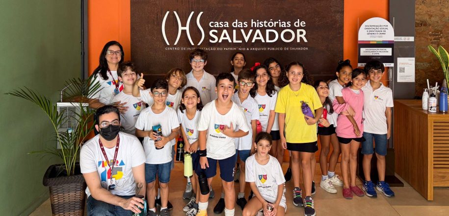Crianças visitam Casa das Histórias de Salvador entre ações de projeto interdisciplinar do Vieira