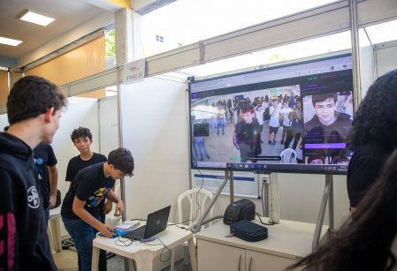 Estudantes do Vieira apresentam projetos da Expociência em eventos científicos de universidades