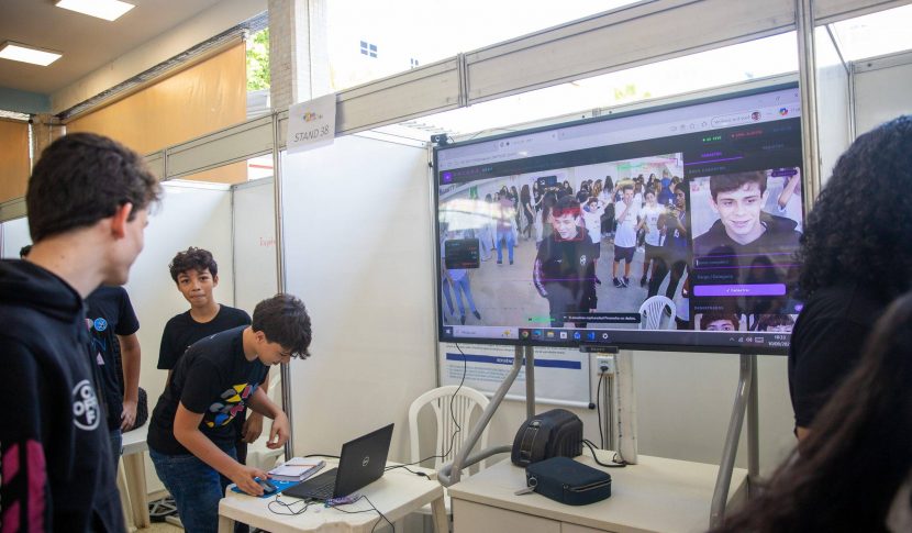 Estudantes do Vieira apresentam projetos da Expociência em eventos científicos de universidades