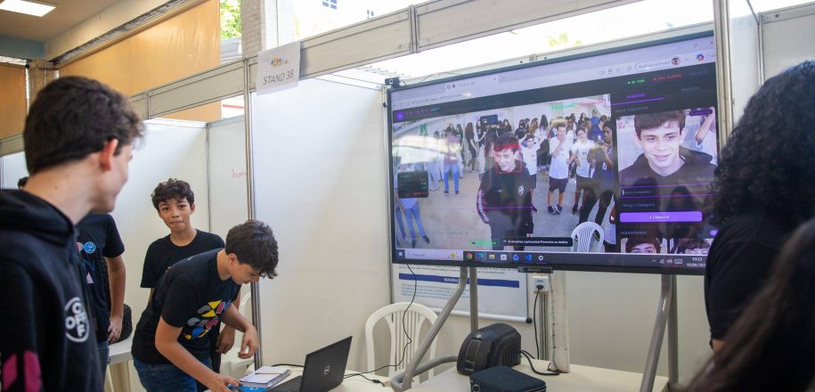 Estudantes do Vieira apresentam projetos da Expociência em eventos científicos de universidades